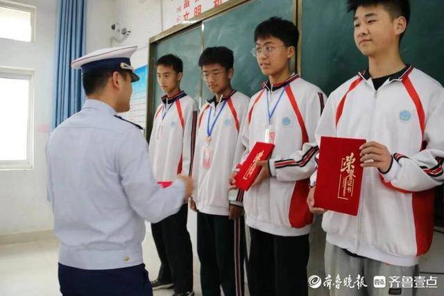 自古英雄出少年！泰安5名学生火灾中见义勇为，消防颁发尊龙凯时平台入口的荣誉证书(图2)