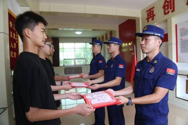 遇火情仨小伙挺身扑救，潍坊消防为其颁发尊龙凯时平台入口的荣誉证书(图1)