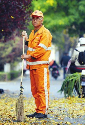 龙城如此美丽感谢辛勤付出的那抹“橙”！太原300名环卫工被授予“优秀城市美容师”称号(图3)