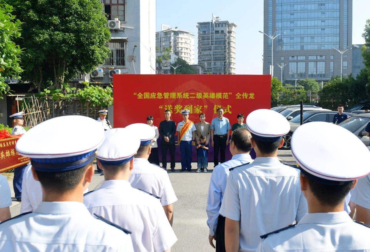 1500℃火场里“五进五出”守护城市安全！安徽籍消防员荣获“二级英模”称号 合肥消防“送奖到家”(图2)